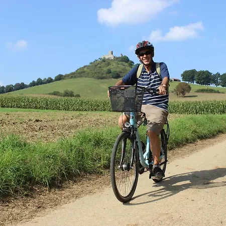 Famos Schlafen 招待所 *